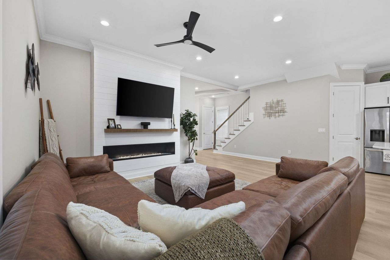 320 Saint Julian Ln. Photo 8