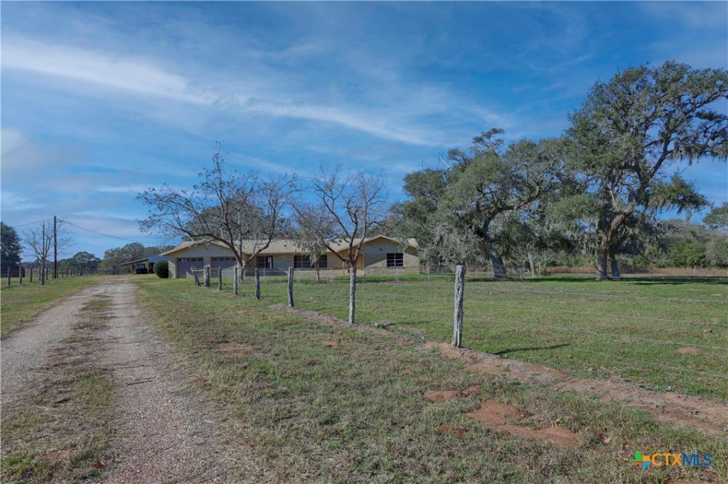 1168 County Road 450, Hallettsville, TX 77964 Main Photo