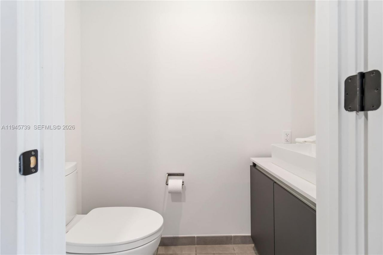 227 NE 2nd St, Unit 2506, Miami, FL 33132 Photo