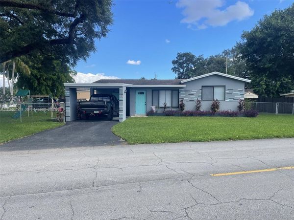 6852 SW 11th St , Pembroke Pines, FL 33023