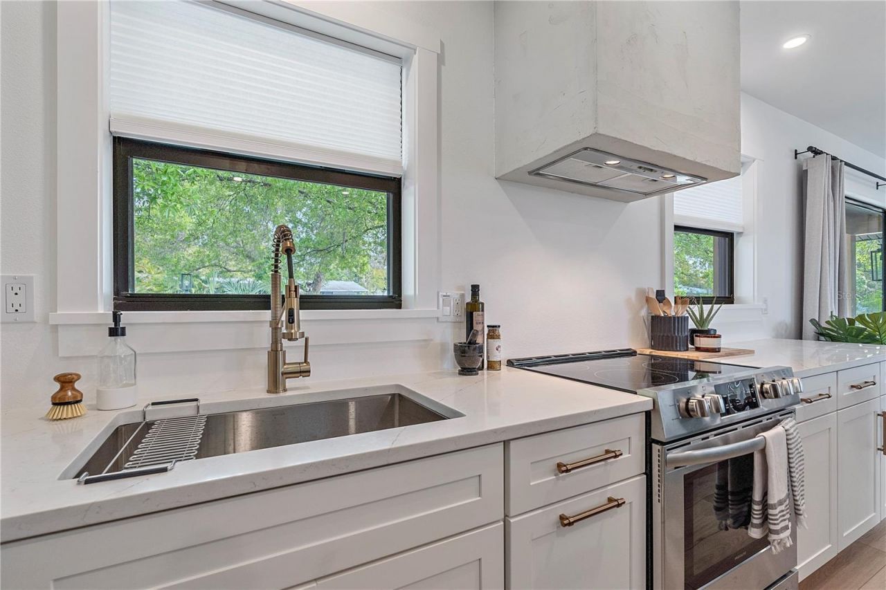 2402 Wisteria Street, Sarasota, FL 34239 Photo