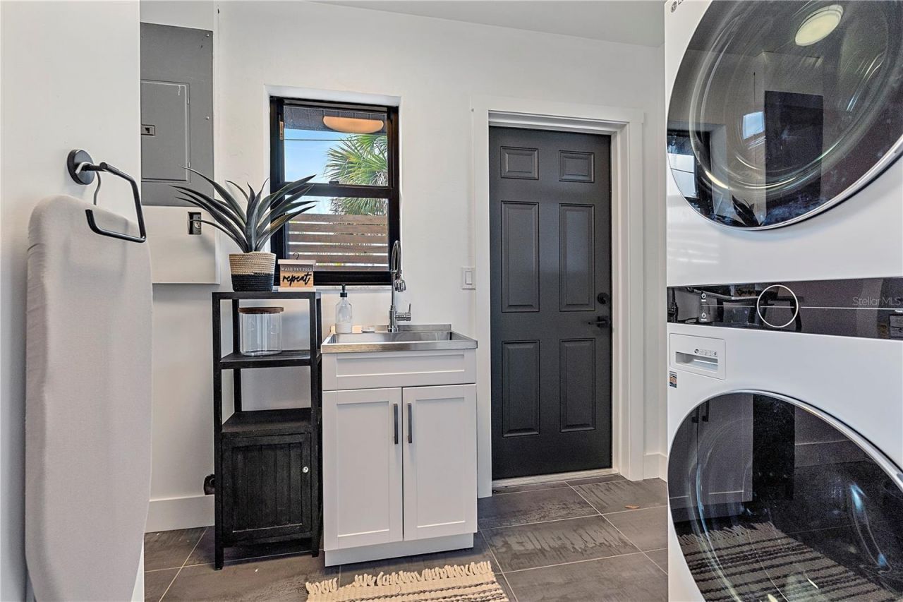 2402 Wisteria Street, Sarasota, FL 34239 Photo