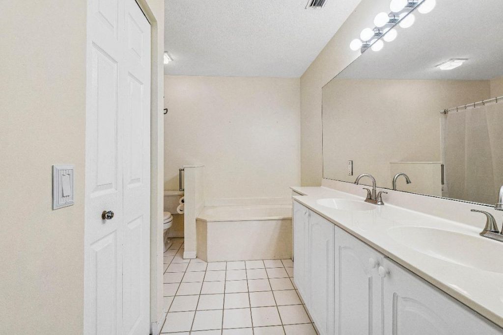 1007 Via Jardin, Riviera Beach, FL 33418 Photo