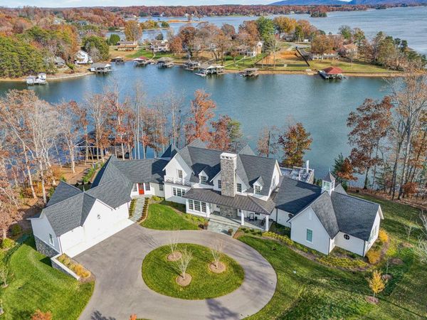 128 Oaklawn DR, Moneta, VA 24121