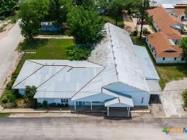 202 NE 2nd Street, Smithville, TX 78957