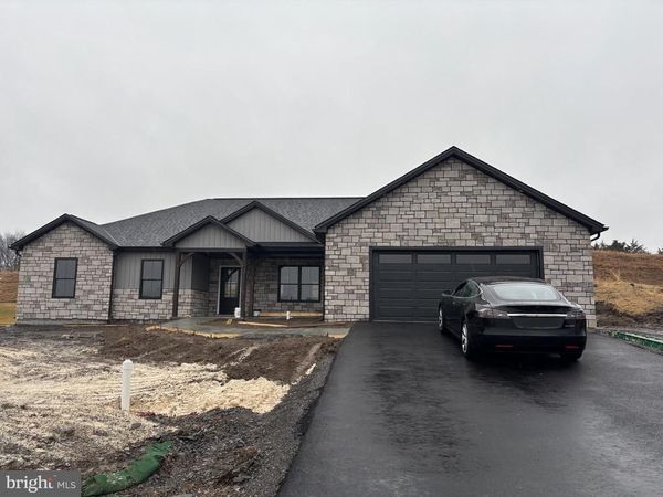 194 MEADOWCREEK DRIVE N, CHAMBERSBURG, PA 17202