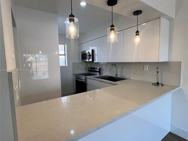 8425 NW 8th St, Unit 406, Miami, FL 33126