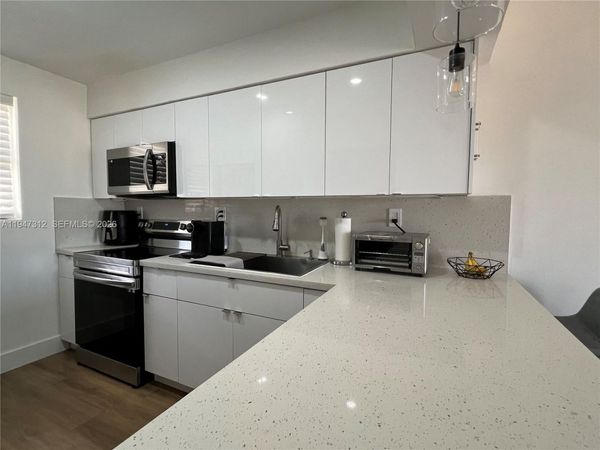 8425 NW 8th St, Unit 406, Miami, FL 33126