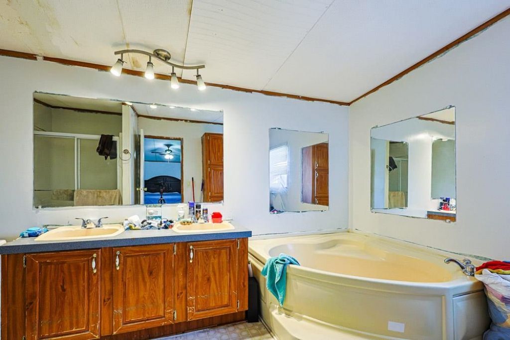 8670 Laurel Wood Dr. Photo 12