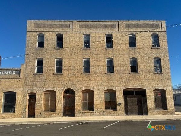 111 NE 2nd Street, Smithville, TX 78957