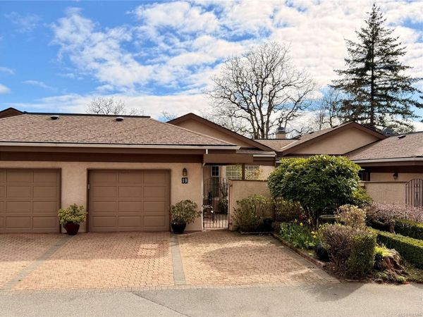 901 Kentwood Lane, Unit 19, Saanich, BC V8Y 2Y6