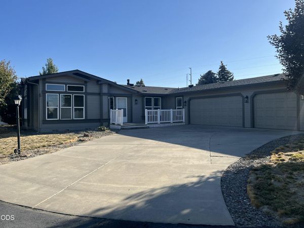 1865 NE 6th Street, Redmond, OR 97756