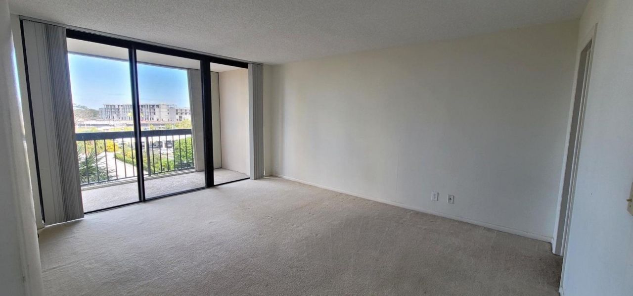 2425 Presidential Way, Unit 402, West Palm Beach, FL 33401 Photo