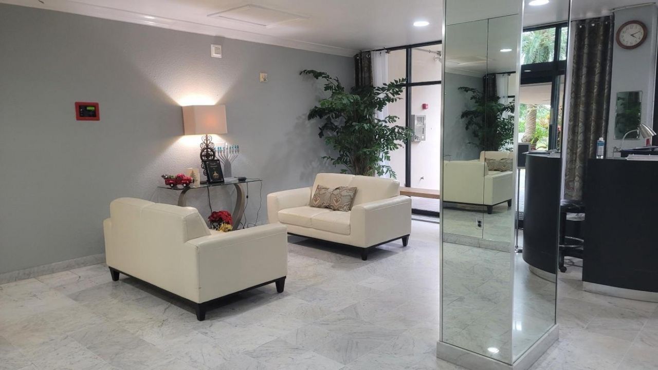 2425 Presidential Way, Unit 402, West Palm Beach, FL 33401 Photo