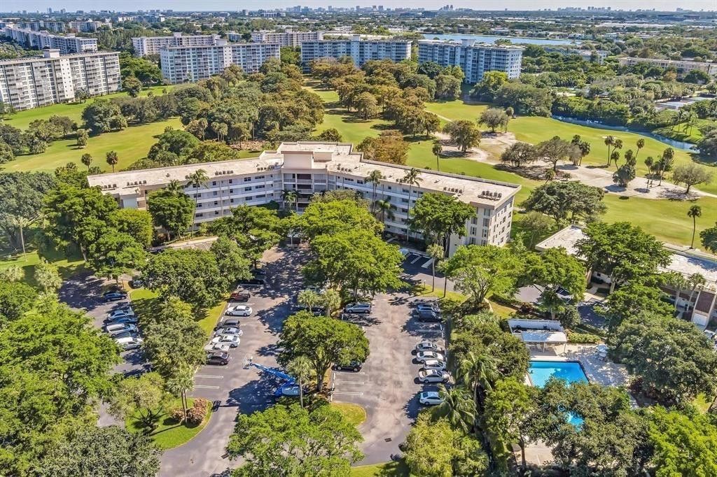 3800 Oaks Clubhouse Drive, Unit 201, Pompano Beach, FL 33069 Photo