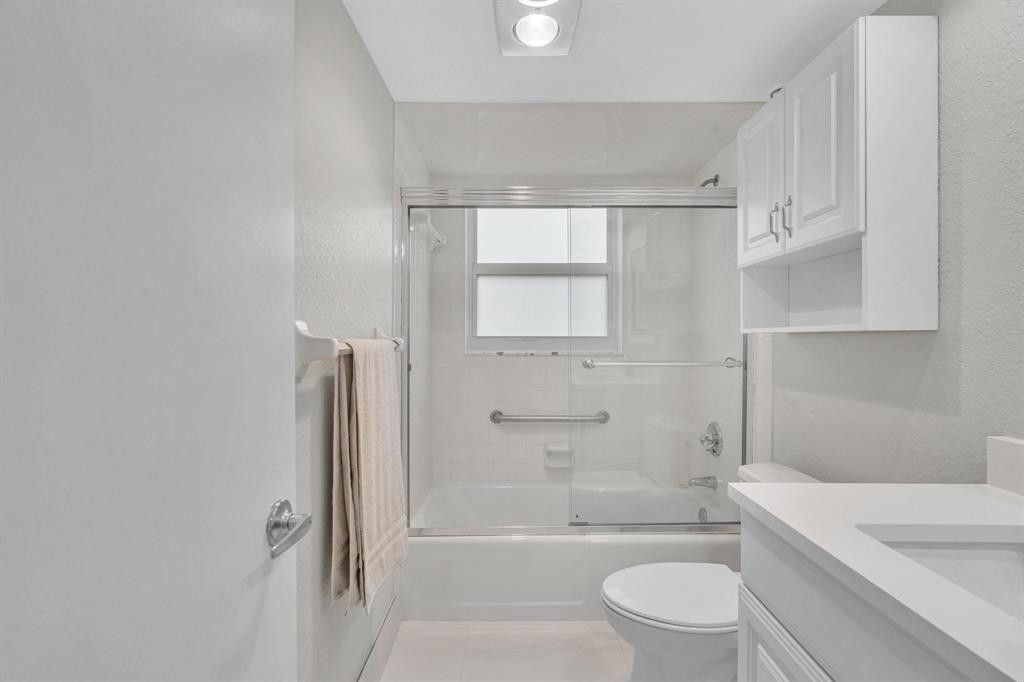 3800 Oaks Clubhouse Drive, Unit 201, Pompano Beach, FL 33069 Photo