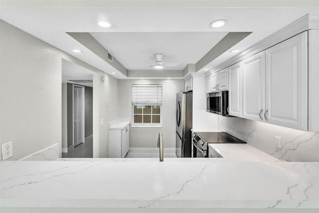 3800 Oaks Clubhouse Drive, Unit 201, Pompano Beach, FL 33069 Photo