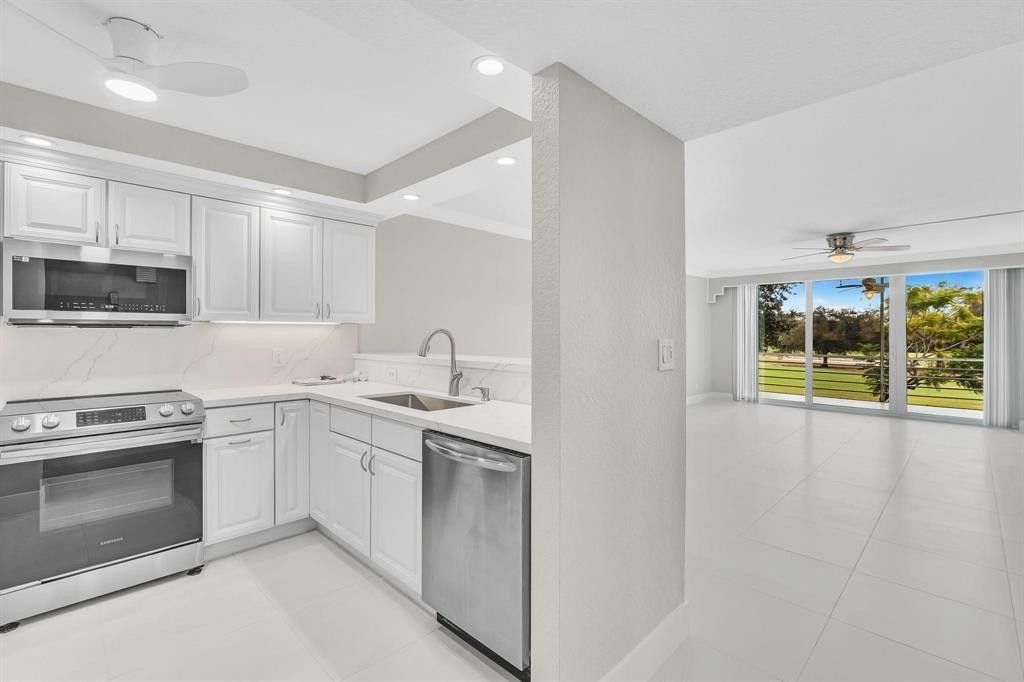 3800 Oaks Clubhouse Drive, Unit 201, Pompano Beach, FL 33069 Photo