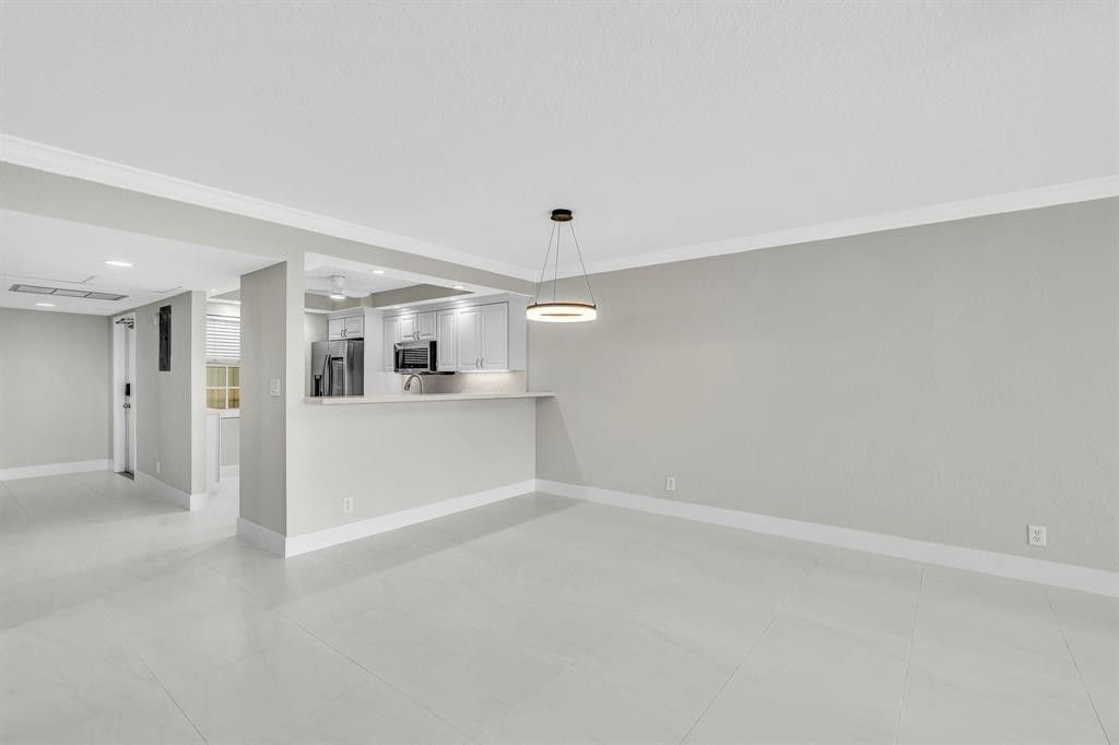 3800 Oaks Clubhouse Drive, Unit 201, Pompano Beach, FL 33069 Photo