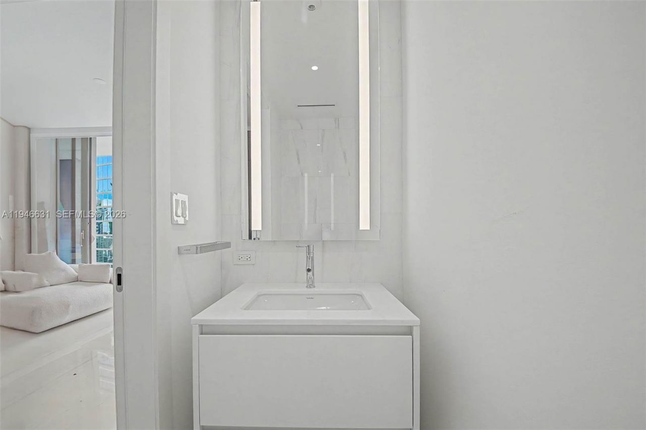 300 Biscayne Blvd Way, Unit 2808, Miami, FL 33131 Photo