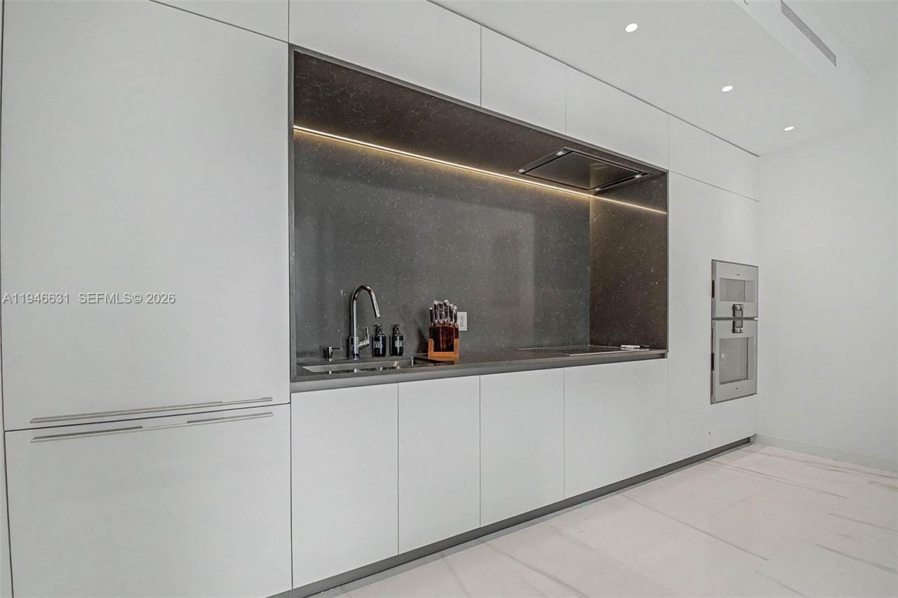 300 Biscayne Blvd Way, Unit 2808, Miami, FL 33131 Photo