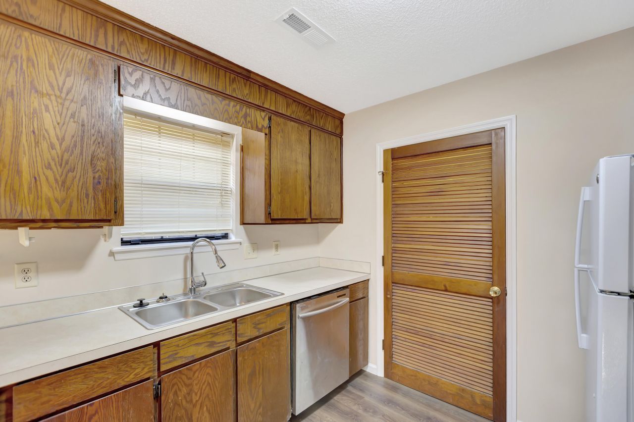 1005 Tj Lane Photo 10