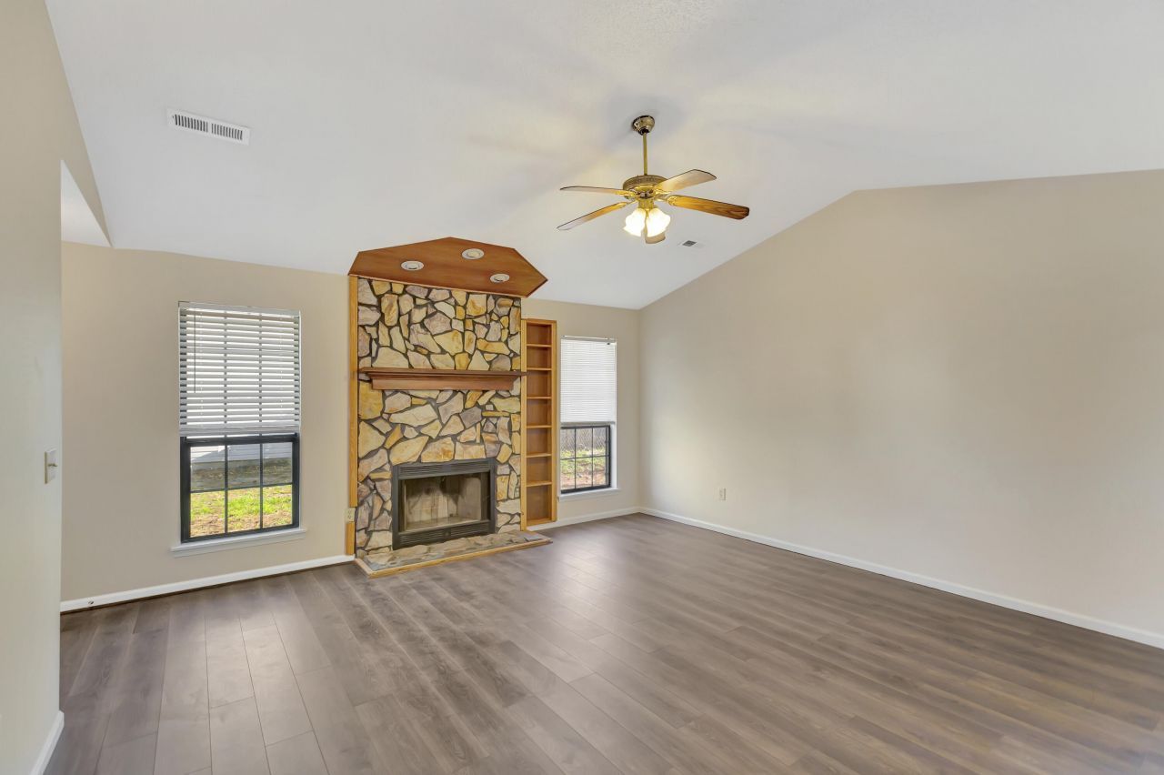 1005 Tj Lane Photo 6