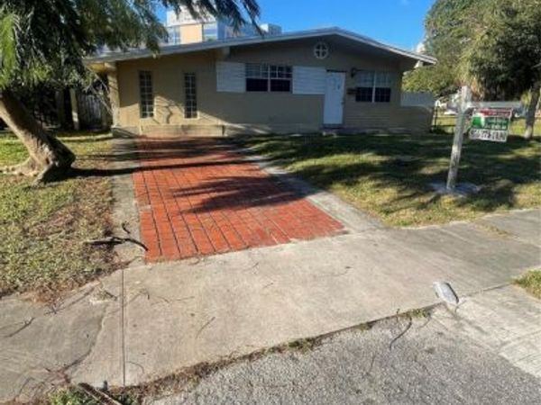 824 N Rainbow Dr, Hollywood, FL 33021