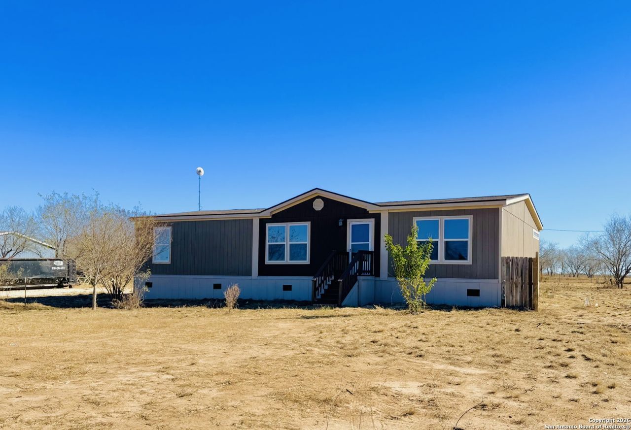 1009 County Road 773, Devine, TX 78016 Main Photo