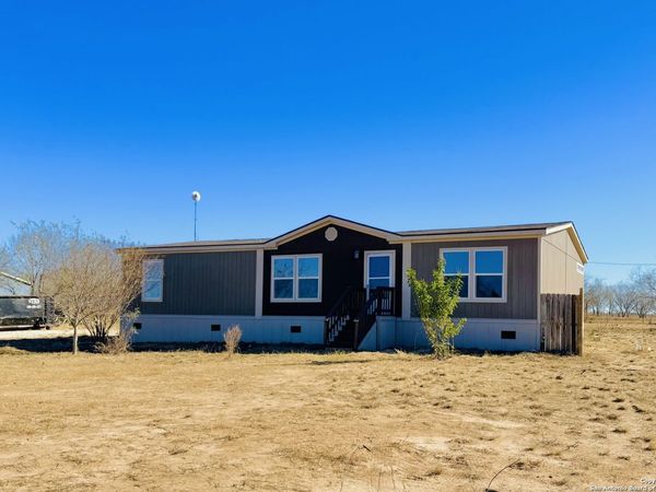 1009 County Road 773, Devine, TX 78016