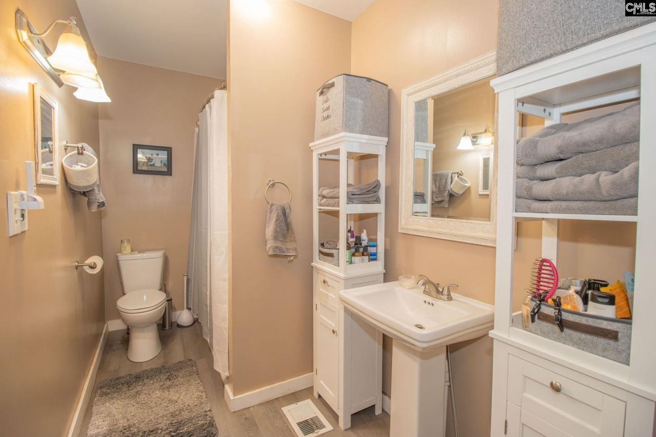 111 Hoover Street S Photo 13