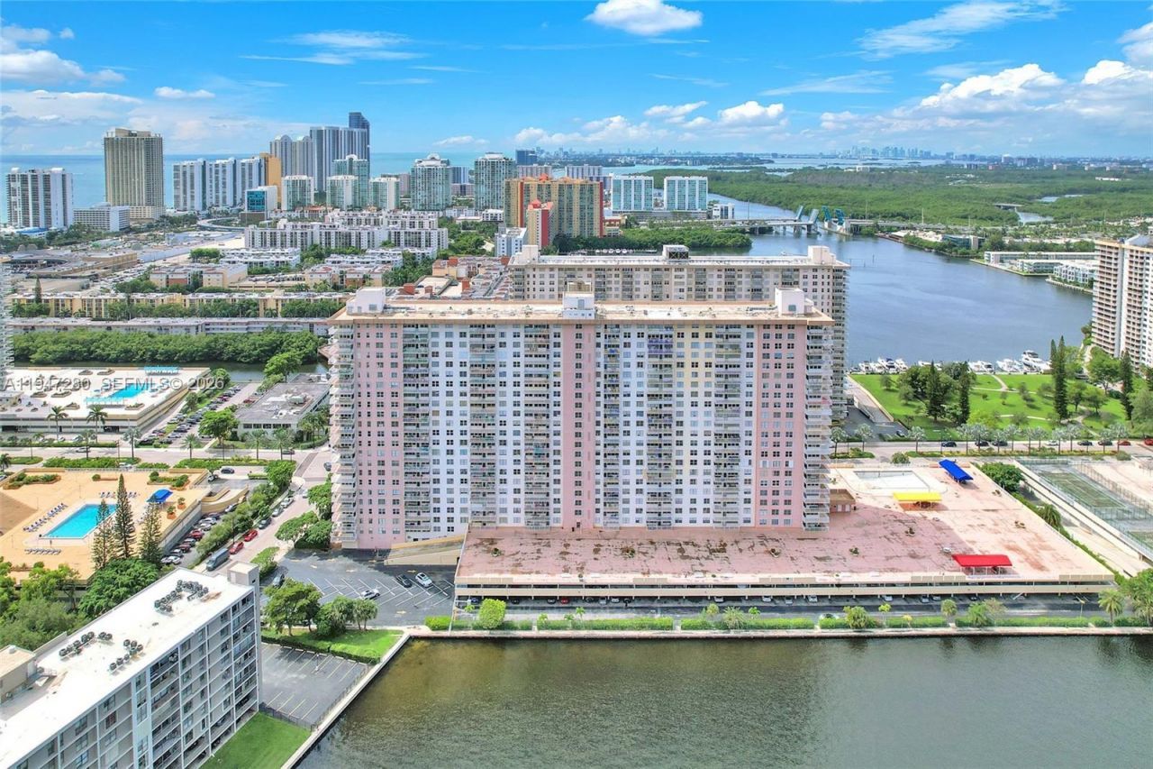251 174th St, Unit 311, Sunny Isles Beach, FL 33160 Photo