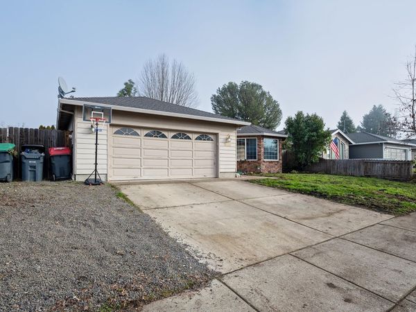 1860 Cottonwood Drive, Central Point, OR 97502