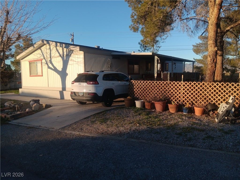 180 W Comstock Circle, Pahrump, NV 89048 Main Photo