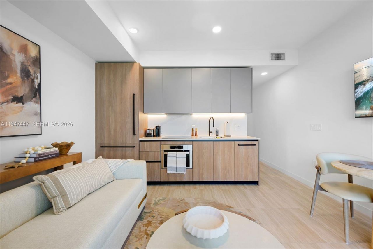 580 72nd , Unit 611, Miami Beach, FL 33141 Photo