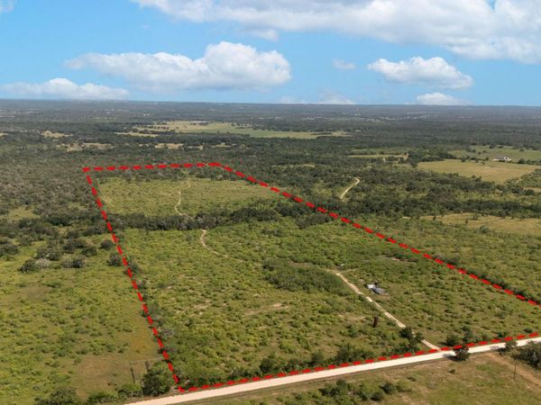 000 County Road 420, Waelder, TX 78959