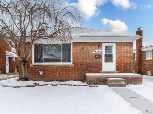 18099 Oak Avenue, Eastpointe, MI 48021