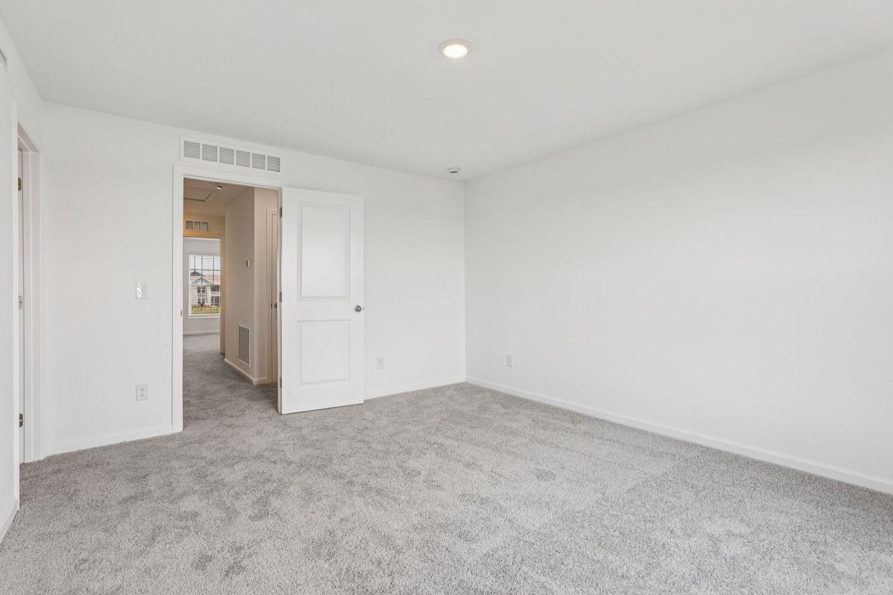 478 Colchester Court Photo 12