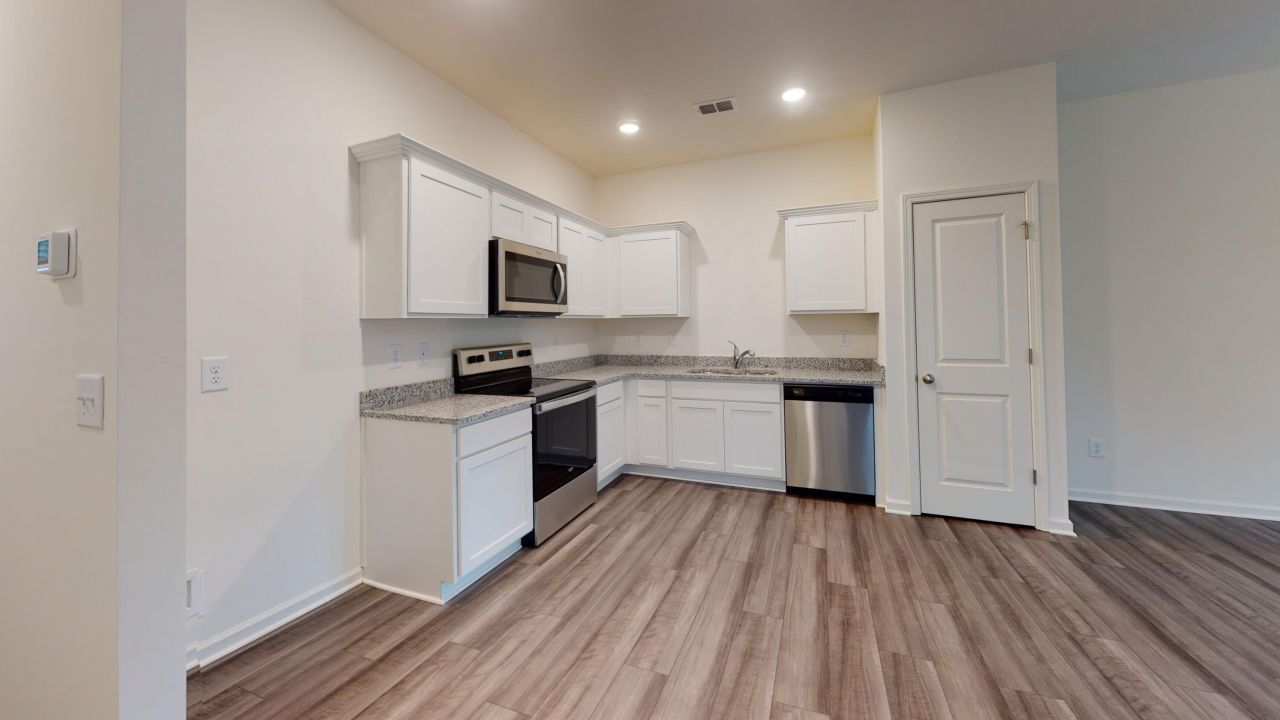 478 Colchester Court Photo 6