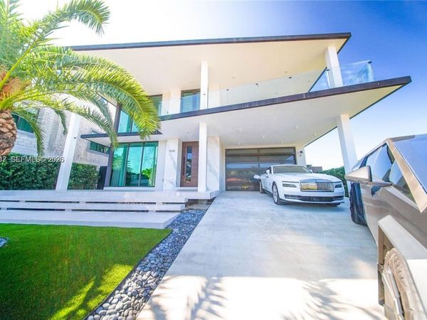 7520 W Treasure Dr , North Bay Village, FL 33141