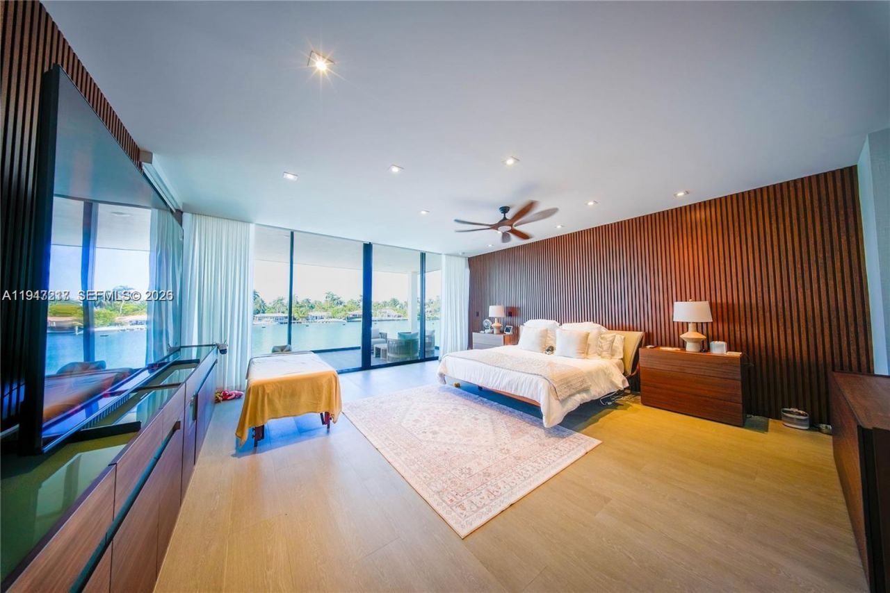 7520 W Treasure Dr , North Bay Village, FL 33141 Photo