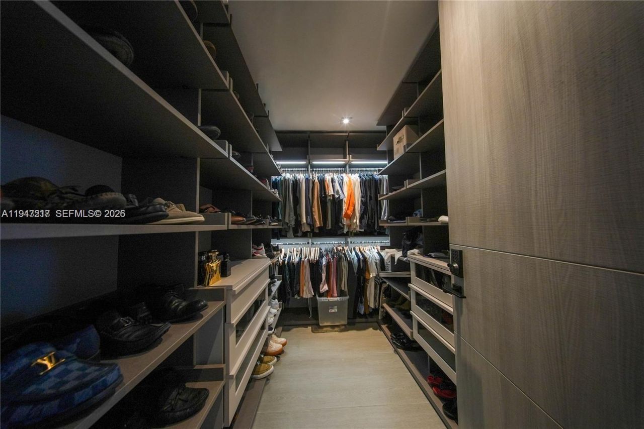 7520 W Treasure Dr , North Bay Village, FL 33141 Photo