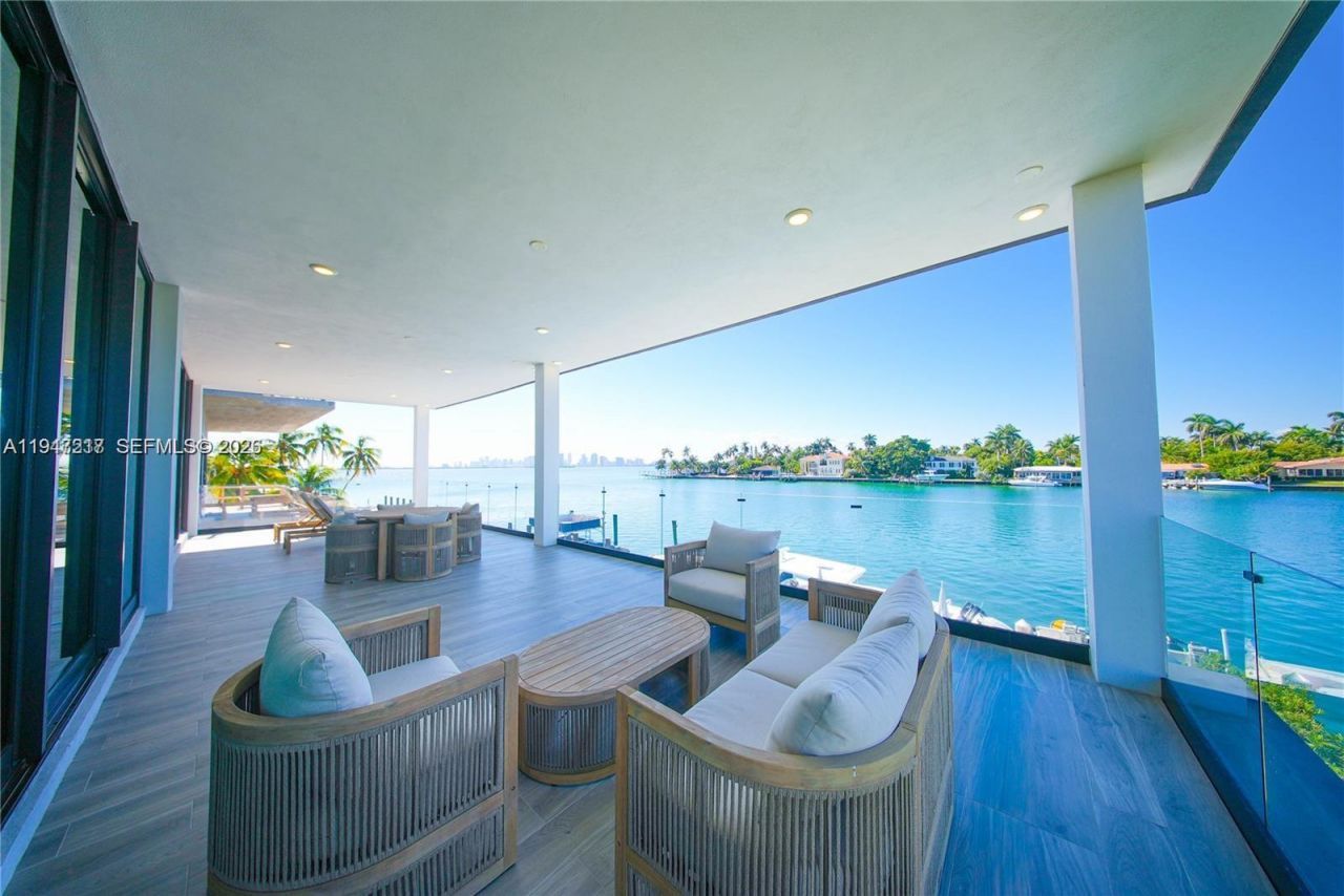 7520 W Treasure Dr , North Bay Village, FL 33141 Photo