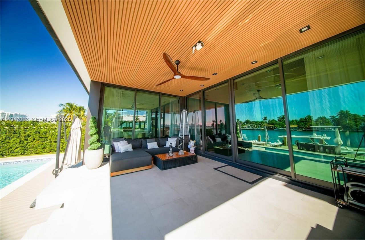 7520 W Treasure Dr , North Bay Village, FL 33141 Photo