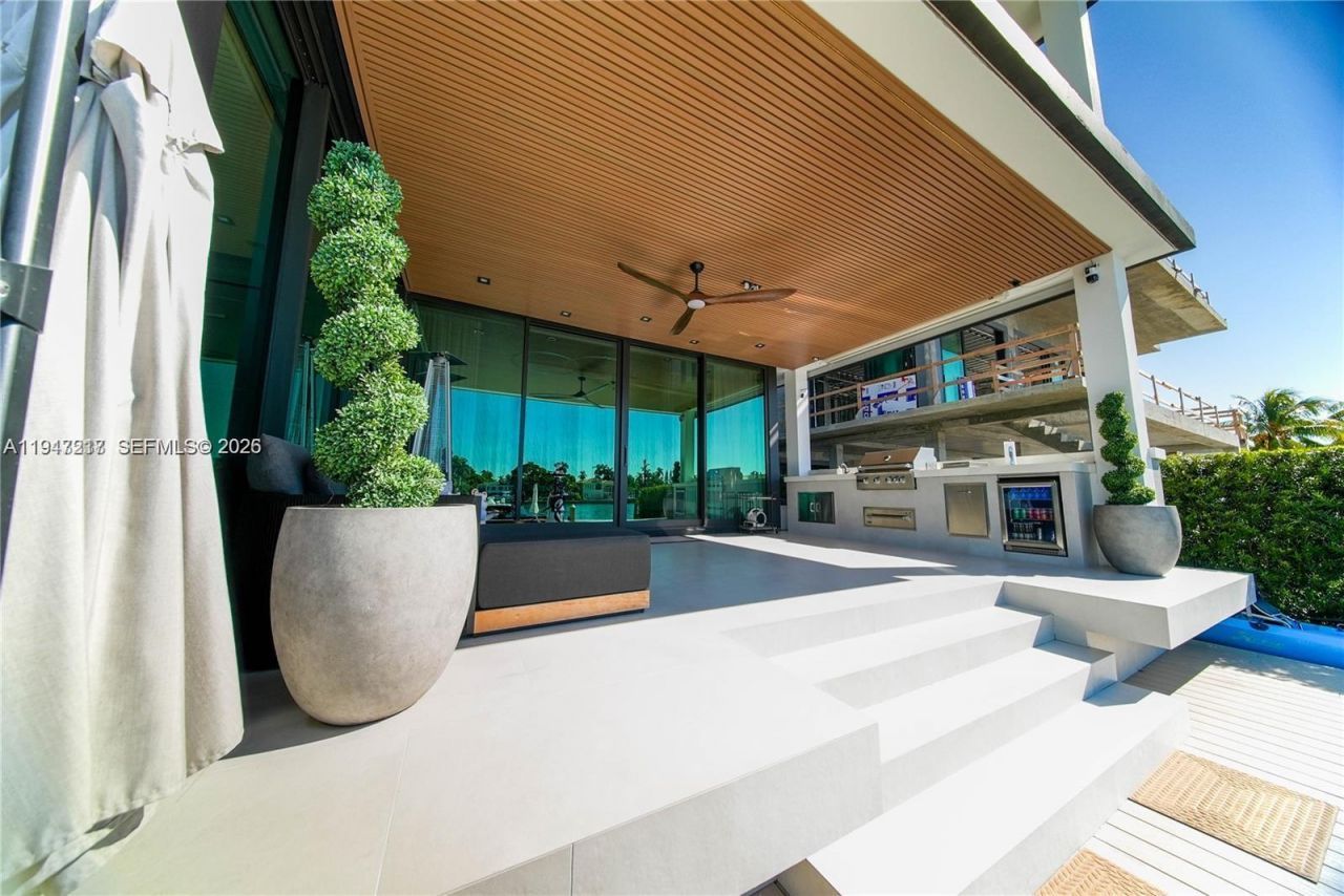 7520 W Treasure Dr , North Bay Village, FL 33141 Photo