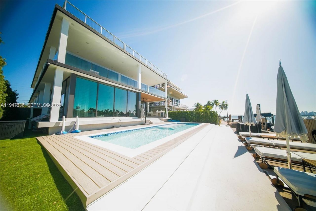 7520 W Treasure Dr , North Bay Village, FL 33141 Photo