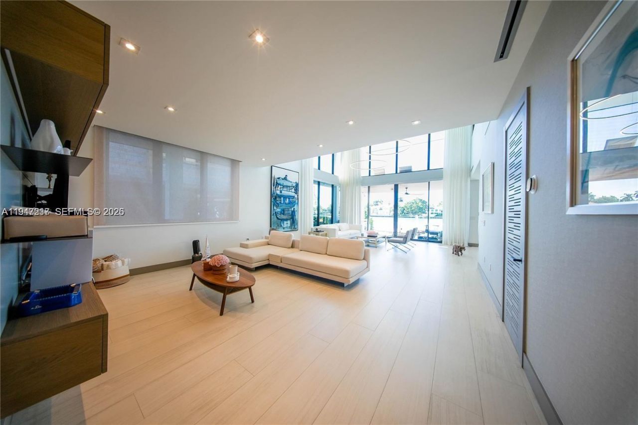 7520 W Treasure Dr , North Bay Village, FL 33141 Photo