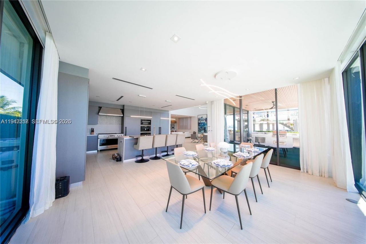 7520 W Treasure Dr , North Bay Village, FL 33141 Photo