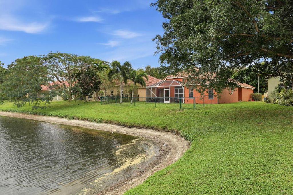 2013 Bonisle Circle, Riviera Beach, FL 33418 Photo