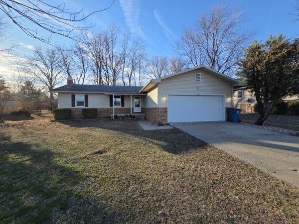 1025 Lake Shore Drive, Mt Vernon, IL 62864